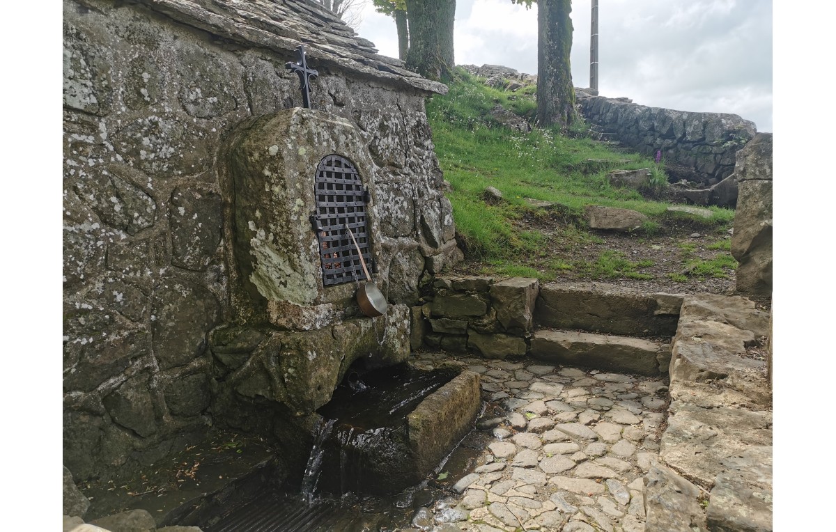 Sanctuaire de la Font Sainte : randonnée et site emblématique du Cantal